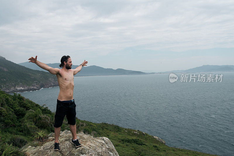 男人的幸福情感旅行生活方式健康概念冒险度假户外与自然和谐的小径称为laginha do Leste